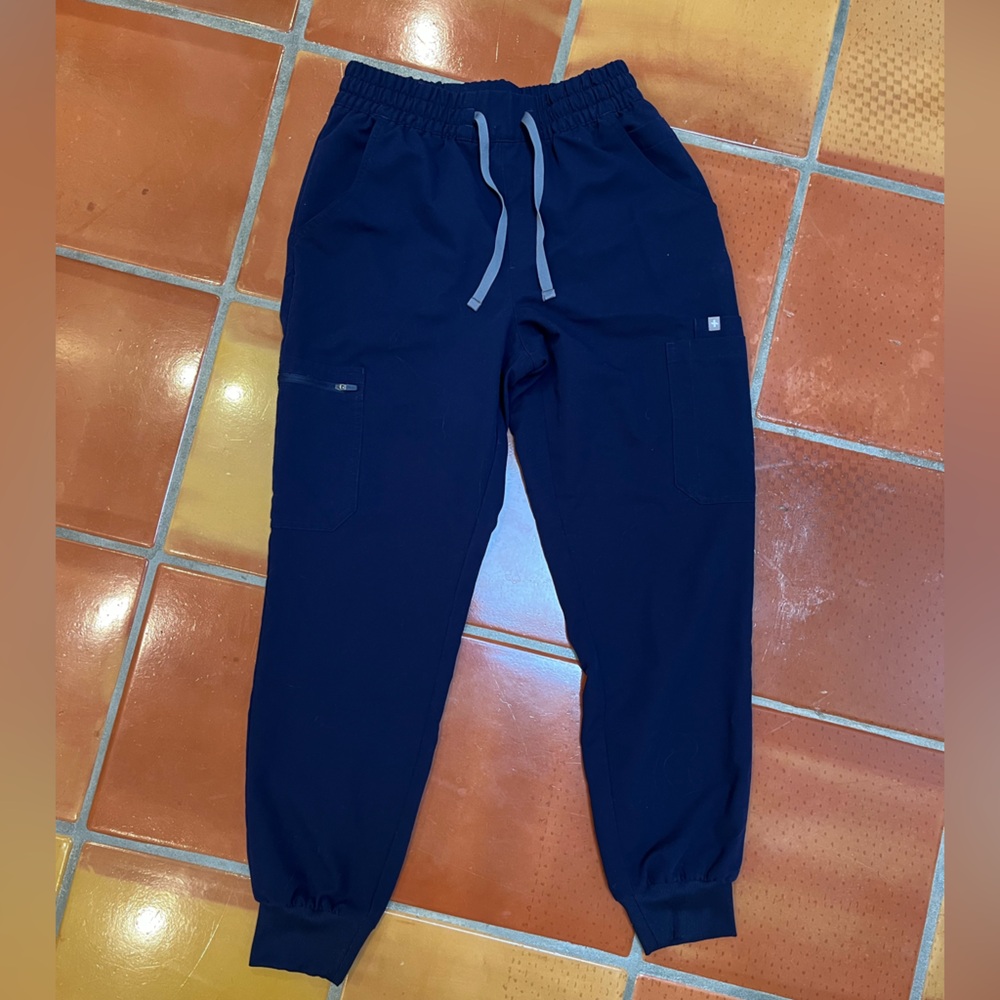 FIGS Uman relaxed jogger scrubs